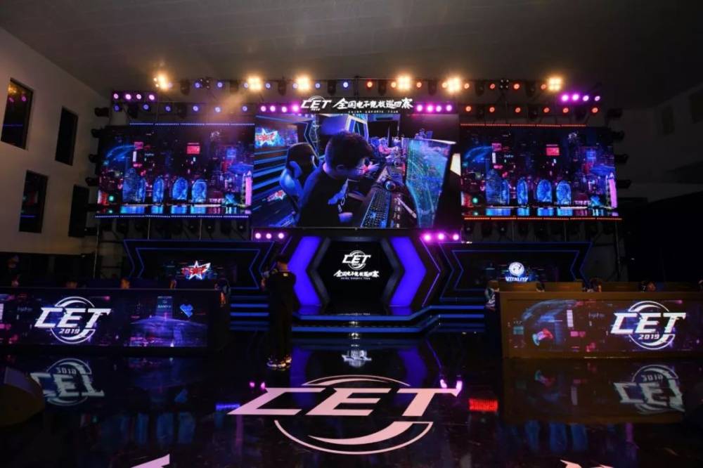 而是拉着他 而是拉着他